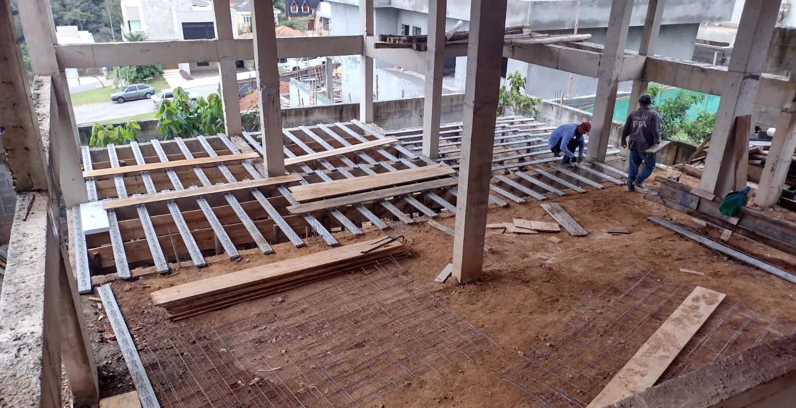 Laje de sobrado em construção com escoras e armadura, obra do Engenheiro Fabio Alves